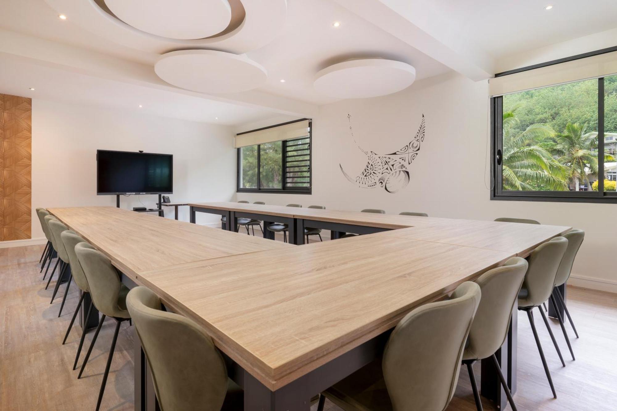 Cook'S Bay Hotel & Suites Paopao Luaran gambar